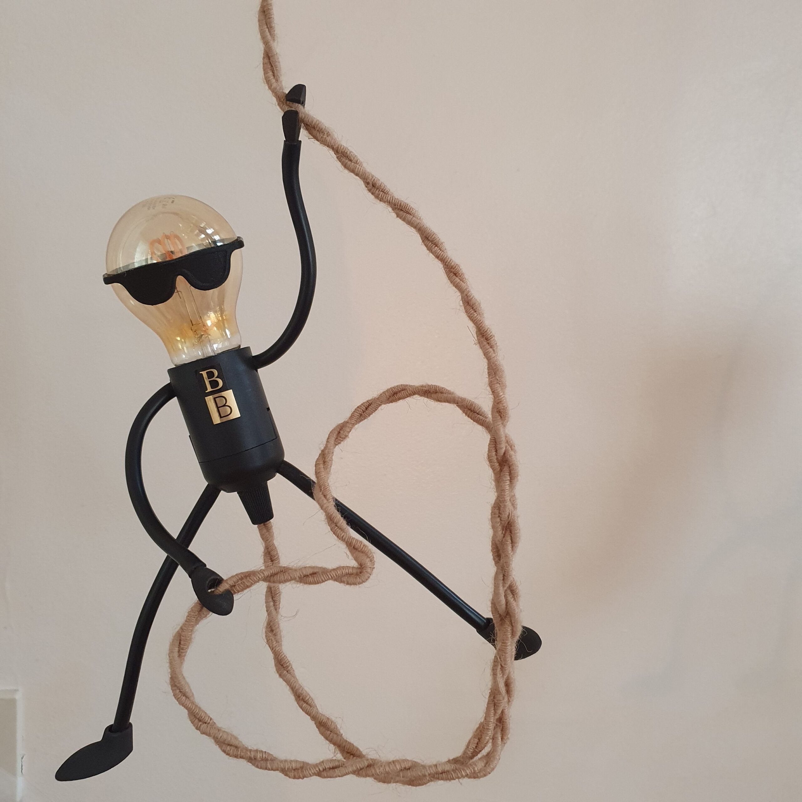 One-on-a-Rope-met-zonnebril-en-touwhart-scaled